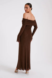 Robe longue marron foncé off-shoulder, drapé frontal et manches frangées