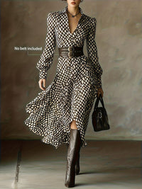Robe imprimée col V, manches longues avec taille marquée et jupe évasée.