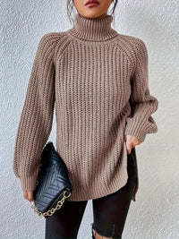 Pull col roulé en maille côtelée beige, manches longues bouffantes, couture avant visible.