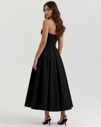Robe bustier noire sans bretelles, profil avec jupe ample évasée