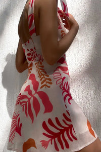 Robe courte d’été imprimée feuilles rouges et oranges, dos ouvert avec liens