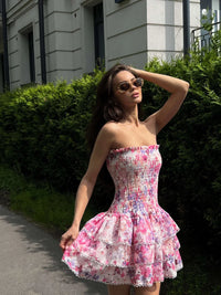 Robe bandeau rose à volants, buste froncé et jupe évasée à plusieurs niveaux