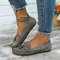 Mocassins orthopédiques en daim gris, bout rond, lacets noués, semelle épaisse et cousue.