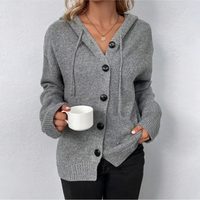 Cardigan chaud gris à capuche, devant à boutons noirs, manches longues
