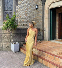 Robe longue satinée jaune à épaules dénudées, bretelles fines, silhouette ajustée