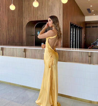 Robe longue satinée jaune à épaules dénudées, dos nu, bretelle fine et ajustement à la taille