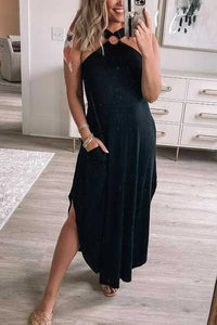 Robe midi noire sans manches avec encolure haute et fente latérale, tissu fluide.