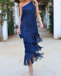 Robe longue bleu marine à franges longues, décolleté asymétrique à une bretelle, look bohème.