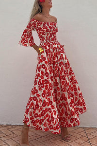 Robe longue rouge imprimée lèvres, épaules dénudées, jupe ample évasée