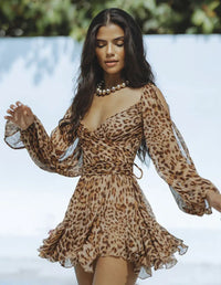 Mini-robe courte imprimée léopard à manches bouffantes, décolleté plongeant et volants en bas.