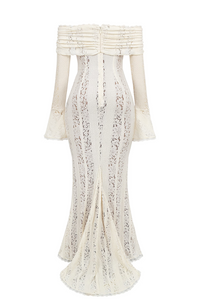 Robe longue en dentelle blanche à manches évasées, encolure froncée et buste ajouré