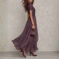 Robe longue en mousseline violette, silhouette fluide, encolure en V et manches bouffantes