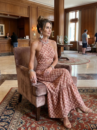 Robe midi dos nu croisé imprimé géométrique brique, jupe ample à volants, buste halter