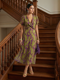 Robe midi cache-cœur imprimée, jupe évasée, manches bouffantes, vert olive et violet.