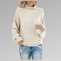 Pull en maille à col montant beige clair, manches longues, poignets et bas côtelés