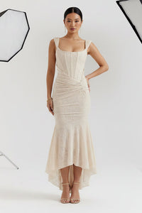 Robe midi ivoire à fines bretelles, corsage drapé et ourlet volanté asymétrique