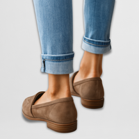 Mocassins en daim kaki vus de dos, talon arrondi et semelle en gomme