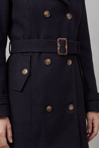 Trench à capuche Iseult noir, ceinture à boucle carrée et boutons.