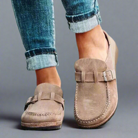 Sandales orthopédiques hautes en daim beige clair, bride à boucle et semelle contrastée.