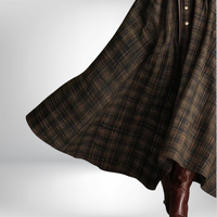 Robe évasée à carreaux marron, ourlet ample, tissu texturé, boutons visibles sur le devant