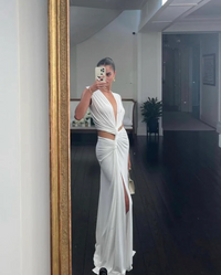 Robe longue d’été blanche sans manches, décolleté V croisé, drapé à la taille.