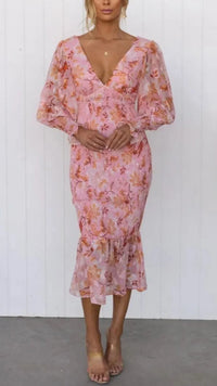 Robe midi à imprimé floral rose, décolleté en V, manches bouffantes et volants