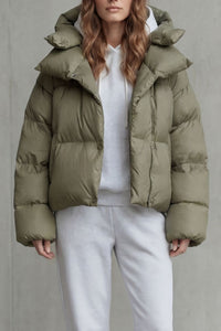 Doudoune courte matelassée olive, col montant avec capuche, fermeture boutonnée, poches