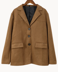 Beige jacka i mockaimitation med blazermodell, slagkrage, knappar och påsydda fickor.