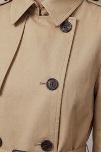 Trench beige : boutons ronds noirs et patte de boutonnage sur col