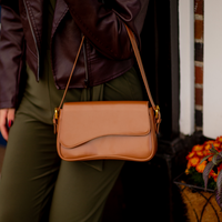 Sac porté épaule en cuir beige, rabat sur le devant, surpiqûres visibles.