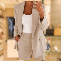 Ensemble deux pièces beige clair : veste blazer et pantalon assorti, poches et revers