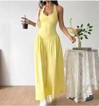 Robe longue jaune dos nu, bretelles fines, décolleté en V, jupe évasée froncée