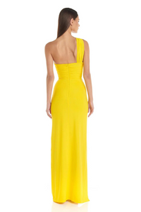 Robe longue jaune au dos : silhouette ajustée, bretelle et tissu fluide jusqu’au sol.