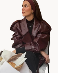 Veste en cuir bordeaux au col châle, poches à rabat et sangles décoratives.
