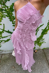 Robe Junie violette à volants plissés, encolure asymétrique, bretelles croisées
