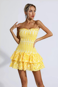 Mini-robe jaune à volants smockée, encolure bandeau, jupe à volants