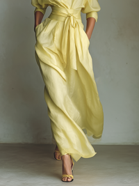 Robe-chemise longue jaune, ceinture nouée, manches bouffantes, jupe ample maxi.
