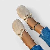 Paire de mocassins orthopédiques beiges, bride en corde nouée sur le dessus.