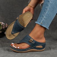 Sandales orthopédiques bleu foncé avec perforations, bride à boucle et semelle épaisse