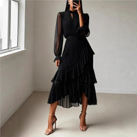 Robe plissée à volants étagés noir, manches longues transparentes, mi-longue