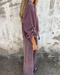 Ensemble deux pièces prune : chemise boutonnée manches bouffantes et pantalon large