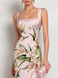 Buste de robe midi satinée rose à fleurs, décolleté carré et bretelles fines