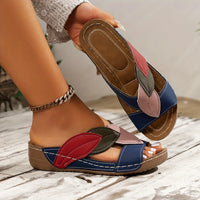 Sandales à enfiler bleu marine, semelle marron, empiècement rouge et rose