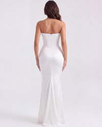 Robe longue blanche au dos, lignes de corsage et ouverture évasée à la base