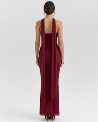 Robe Zenobie bordeaux longue, dos nu avec liens visibles et drapés