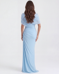 Robe longue Camilla bleu clair, vue de dos, drapé sur les épaules, jupe longue