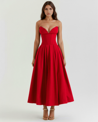 Robe rouge bustier, décolleté en cœur, plis à la taille et jupe évasée.