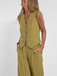 Ensemble gilet boutonné vert olive, gilet sans manches et pantalon large assorti