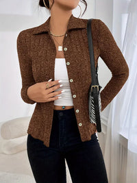 Cardigan en tricot uni brun avec col chemise, boutons visibles sur l’avant, manches longues