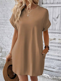 Robe courte style T-shirt Lizzy, kaki, manches courtes et encolure ronde